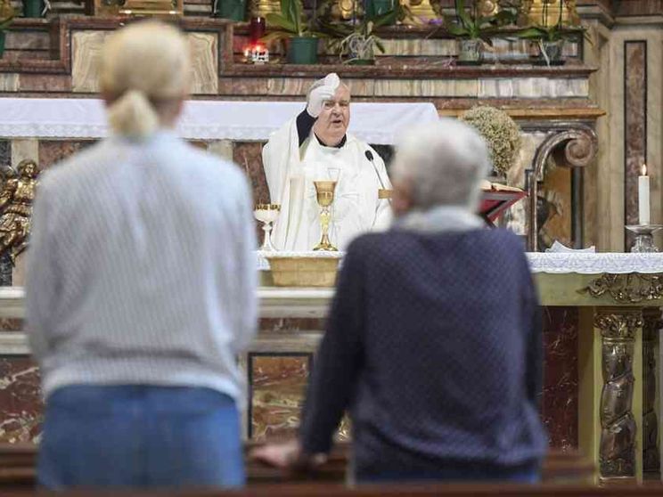 Le prime Messe domenicali "con popolo". Ecco le app per "prenotare"