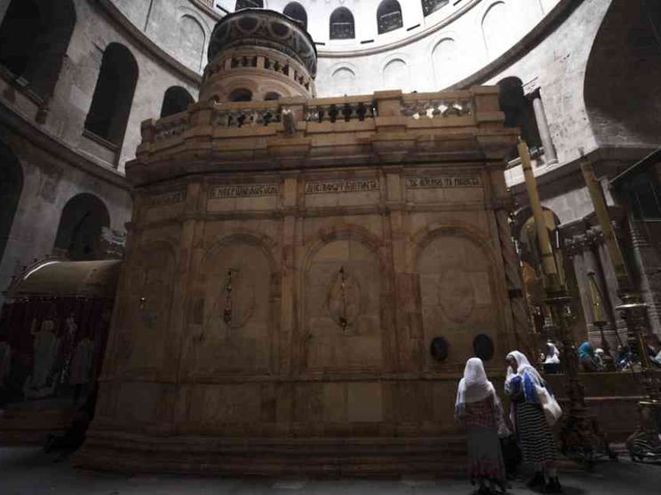 Riapre ai fedeli la Chiesa del Santo Sepolcro a Gerusalemme