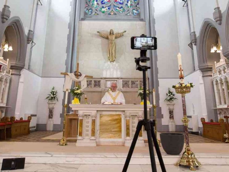 Vescovi e giornalisti: Chiesa, idee nuove oltre la crisi