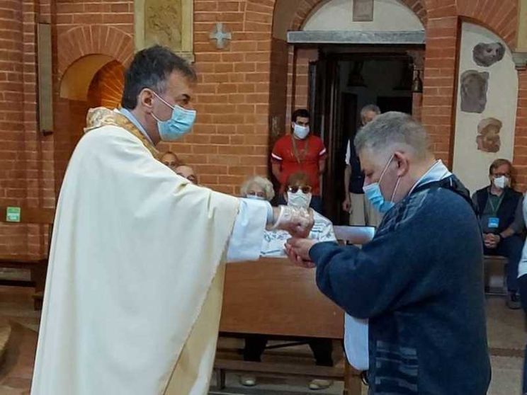 «Io parroco, in fin di vita per il Covid, ritrovo la mia comunità. A Messa»