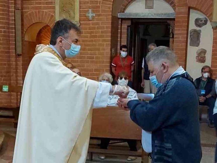 «Io parroco, in fin di vita per il Covid, ritrovo la mia comunità. A Messa»