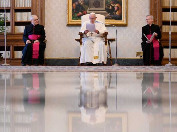 Il Papa: insegniamo ai bimbi a fare il segno della Croce