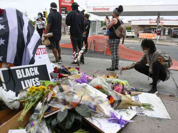 Rabbia e scontri a Minneapolis per l'afroamericano soffocato dalla polizia