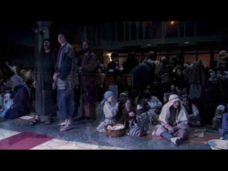 Un presepe vivente fuori stagione. Così Rimini rende omaggio a Maria (Video)