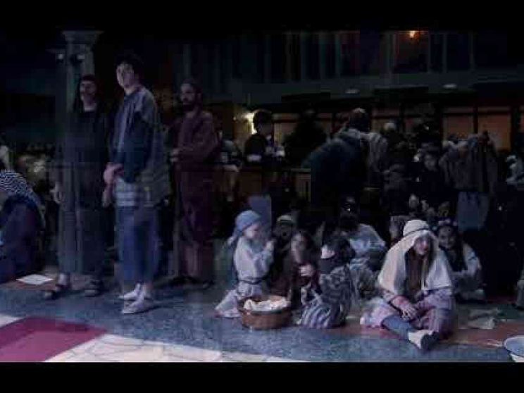 Un presepe vivente fuori stagione. Così Rimini rende omaggio a Maria (Video)