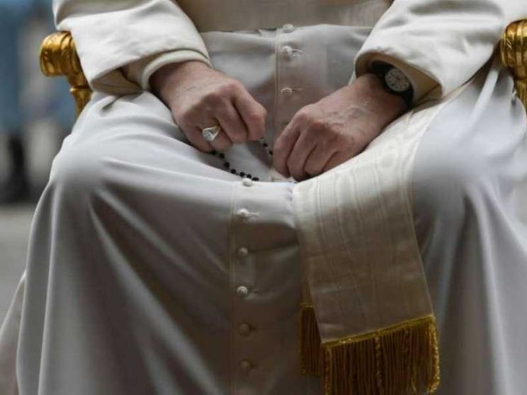 Papa: prega la Madonna, "liberaci da ogni pericolo"