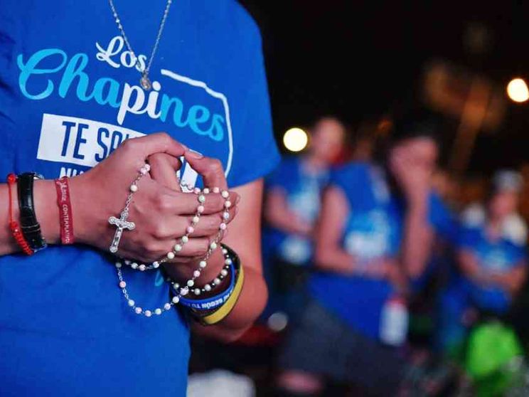 Il Rosario unisce il mondo, la preghiera mariana guidata da Francesco