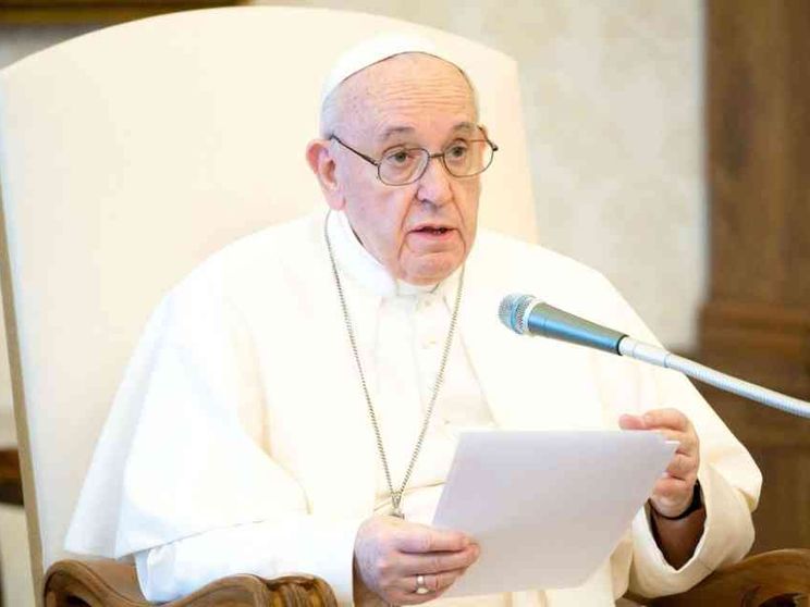 Il Papa: non possiamo fingerci sani in un mondo malato