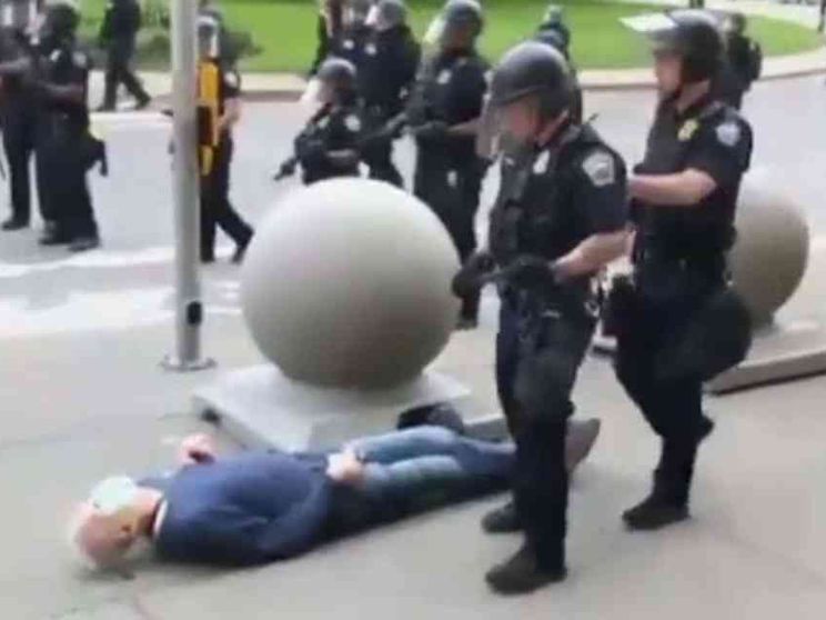 Il 3 marzo un altro afroamericano ucciso. Il 75enne a terra: rilasciati gli agenti