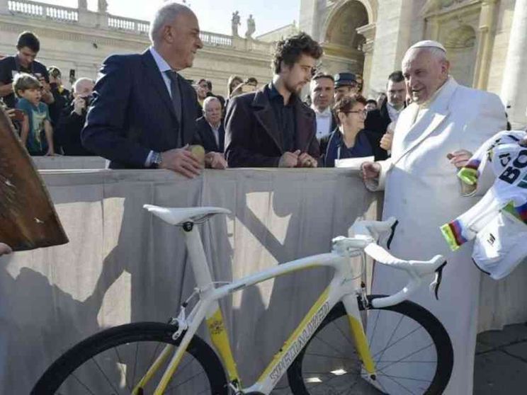 Parte l'asta per gli ospedali. E il Papa dona la bici bianco-gialla di Sagan