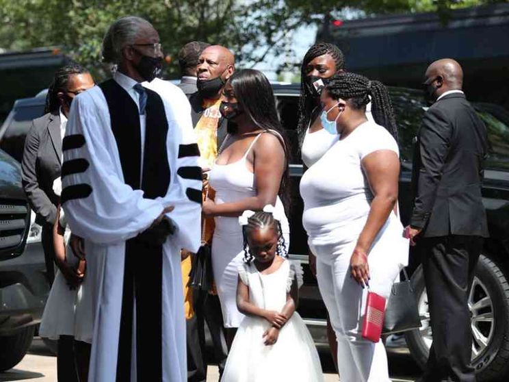 L'ultimo saluto a George Floyd. Joe Biden: c'è bisogno di giustizia razziale