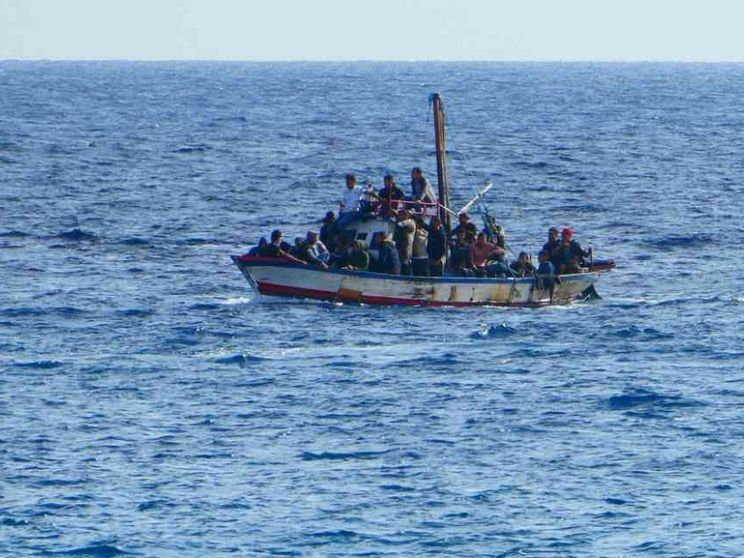 Naufragio al largo della Tunisia: almeno 50 i dispersi, donne e bimbi