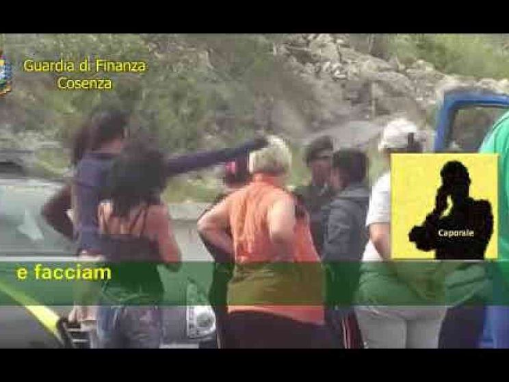 Calabria, braccianti trattati come schiavi e chiamati "scimmie"