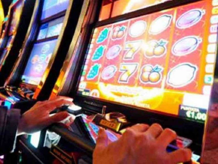 Azzardo, lettera degli esperti: "Aspettare prima di riaprire le sale"