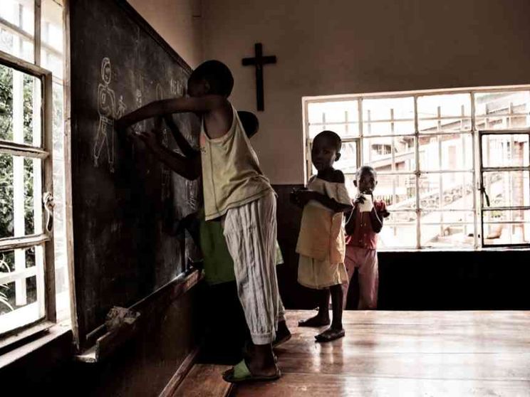 I bambini schiavi costretti a lavorare nelle miniere di Cobalto per il Covid-19