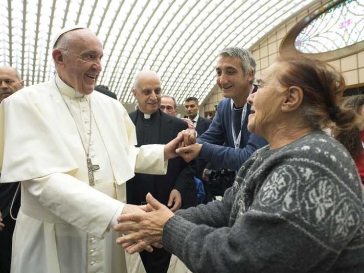 Papa Francesco: niente mani in tasca, tendile al povero