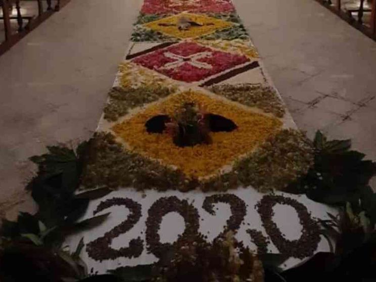 L'Infiorata in chiesa: così resiste la tradizione del Corpus Domini