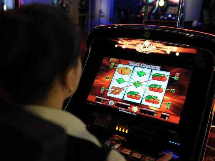 Azzardo, in 13 regioni oggi riaprono sale slot e scommesse e bingo