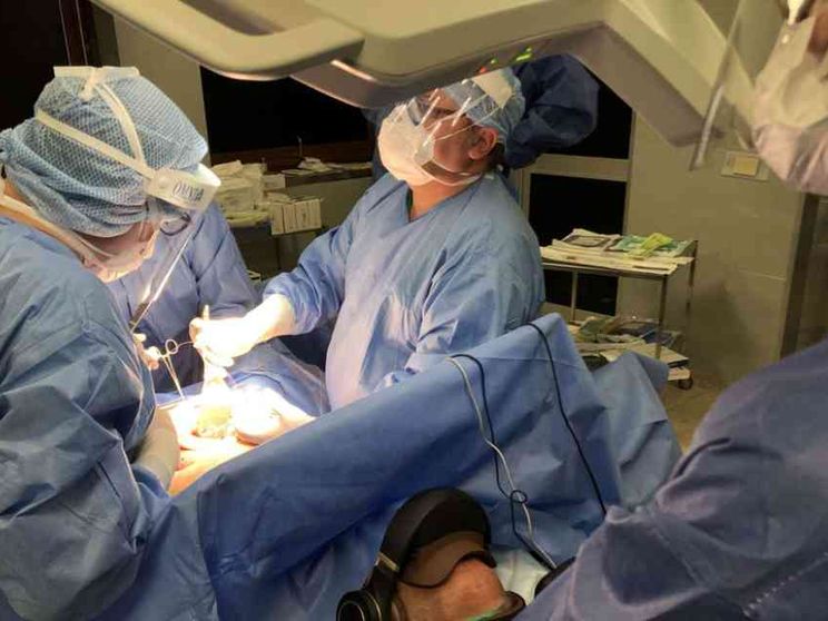 «Pazienti svegli e 3D: così non ho fermato gli interventi per cancro»