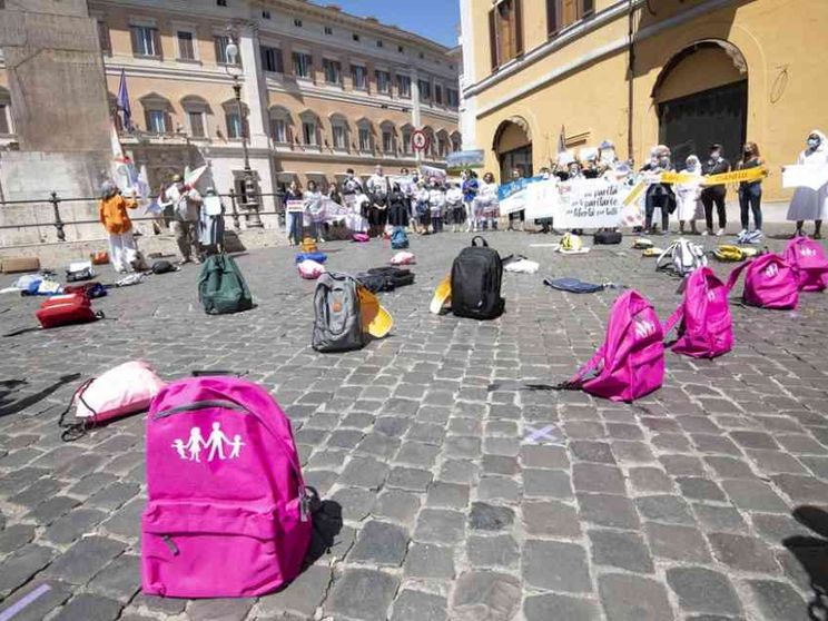 Flash mob delle paritarie per i fondi. Ma ecco la beffa ministeriale