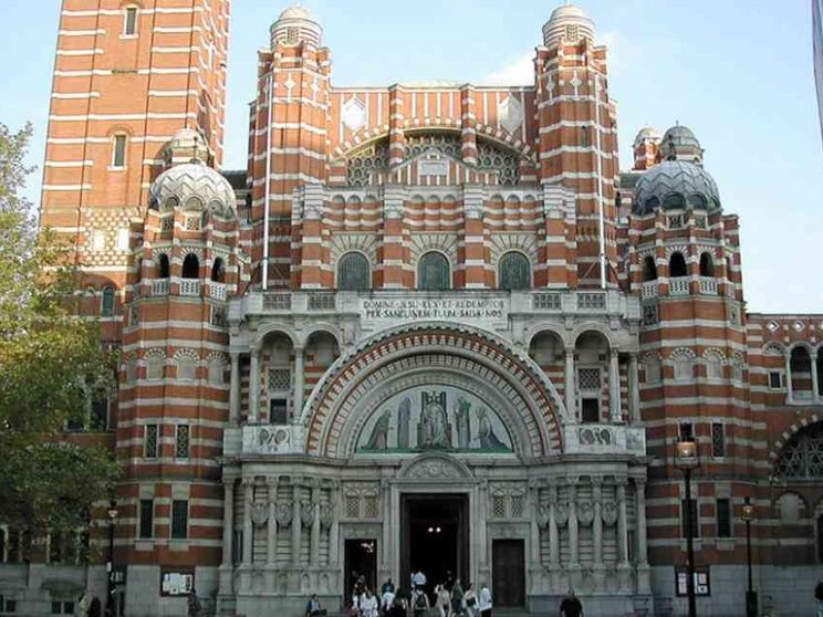 Il governo inglese "riapre" le funzioni religiose