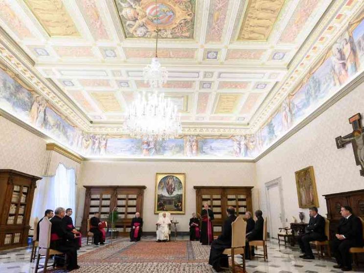 Il Papa: la preghiera nobilita, ci lascia nelle uniche mani sicure