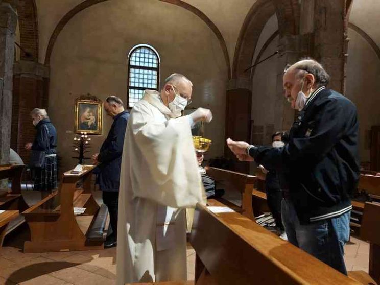 Covid, i sacerdoti potranno distribuire l'Eucaristia senza guanti