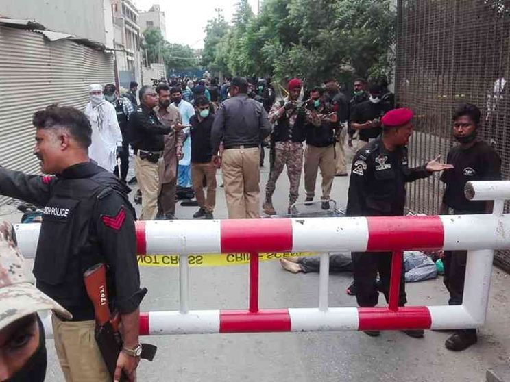 Terroristi attaccano la Borsa di Karachi: dieci morti