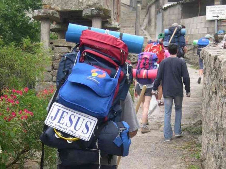 Riapre il Cammino di Santiago, ecco come cambia lo zaino del pellegrino