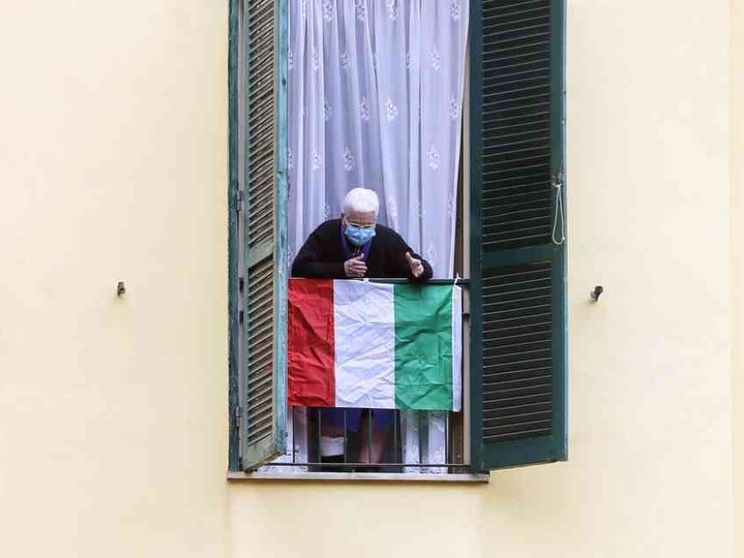 Gli italiani e il Covid: il 43% ha pregato, c'è voglia di famiglia