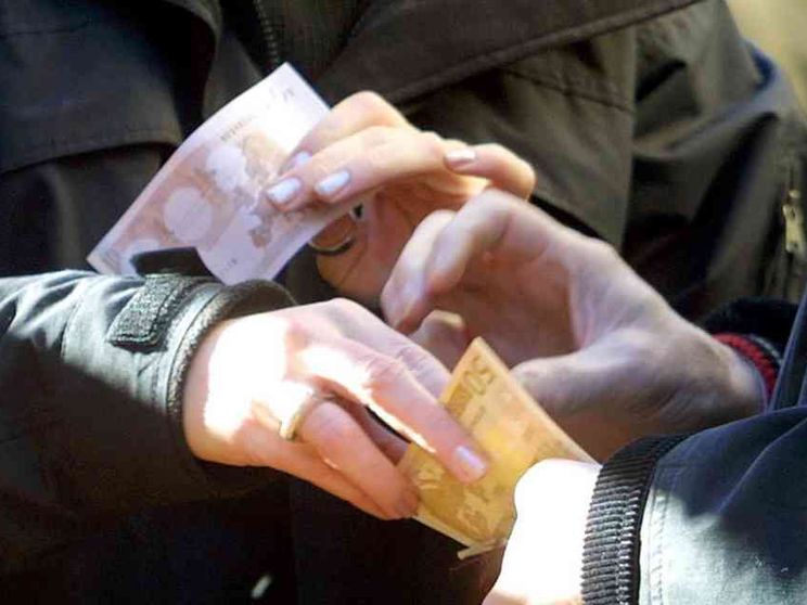 Figli dati in pegno per pagare i debiti: l'ultima vergogna