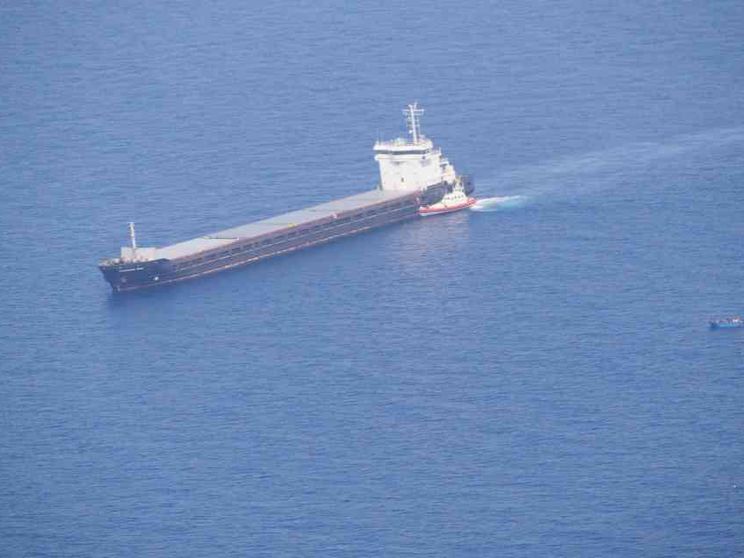 Barcone alla deriva con 54 profughi. Nessuno interviene