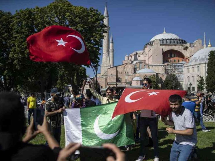 Divide Santa Sofia riconvertita in moschea. Le reazioni del mondo