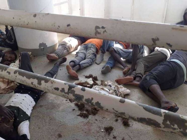 Vivi e morti abbandonati in mare. Partiti uniti contro i migranti
