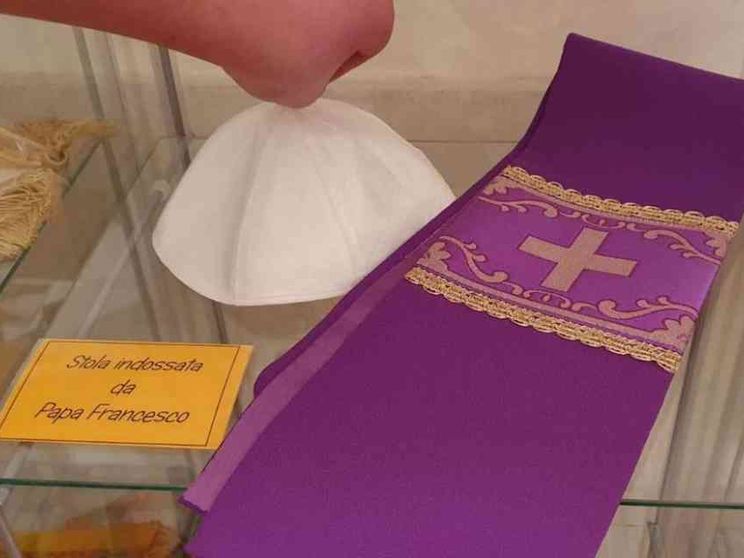 Le stole raccontano santi, papi e profeti