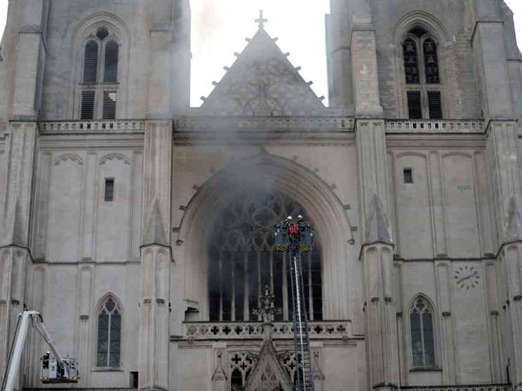 In fiamme la cattedrale di Nantes: si indaga per incendio doloso