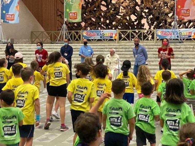 Papa Francesco visita a sorpresa i bambini del Centro estivo vaticano