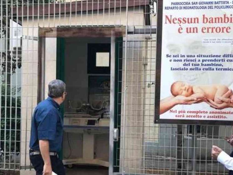 Il neonato lasciato in parrocchia. Decine di offerte di adozione