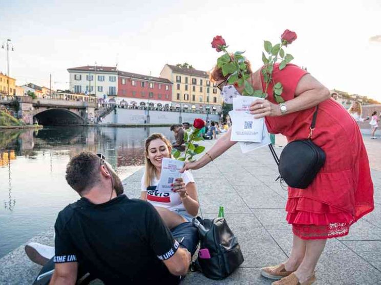 Ecco chi è il venditore di rose spinto nella Darsena. Ora ha paura