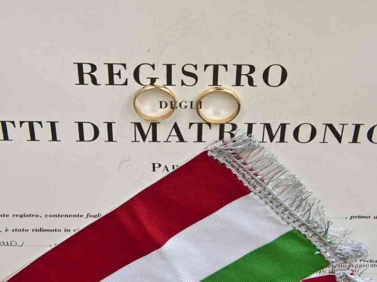 Si dimette il sacerdote che ha presieduto l'unione civile di due donne