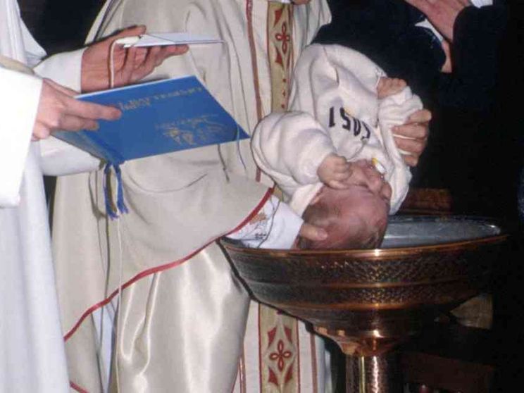 Il vescovo abolisce per 3 anni padrini e madrine di Battesimo e Cresima