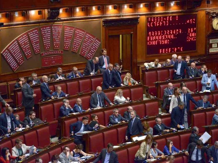 «Omofobia, rispettiamo le idee»