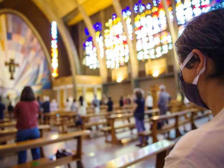 Messe al tempo del Covid: potrà cadere il limite dei 200 fedeli in chiesa