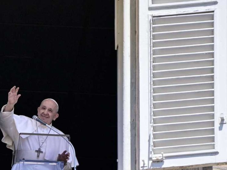 Papa ai giovani, fate gesto tenerezza verso gli anziani