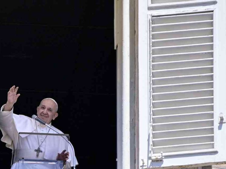 Papa ai giovani, fate gesto tenerezza verso gli anziani