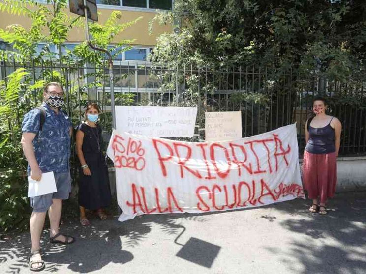 «Medici a scuola». Il resto è caos