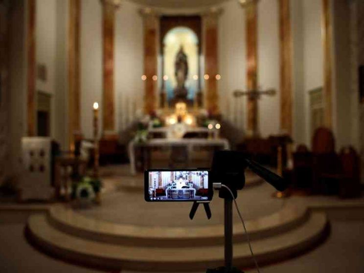 Il Papa: le Messe in tv e sul web non sostituiscono la presenza alle liturgie