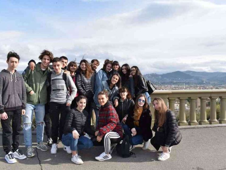 Il prof in bici, coi libri: «Mi riprendo i ragazzi»