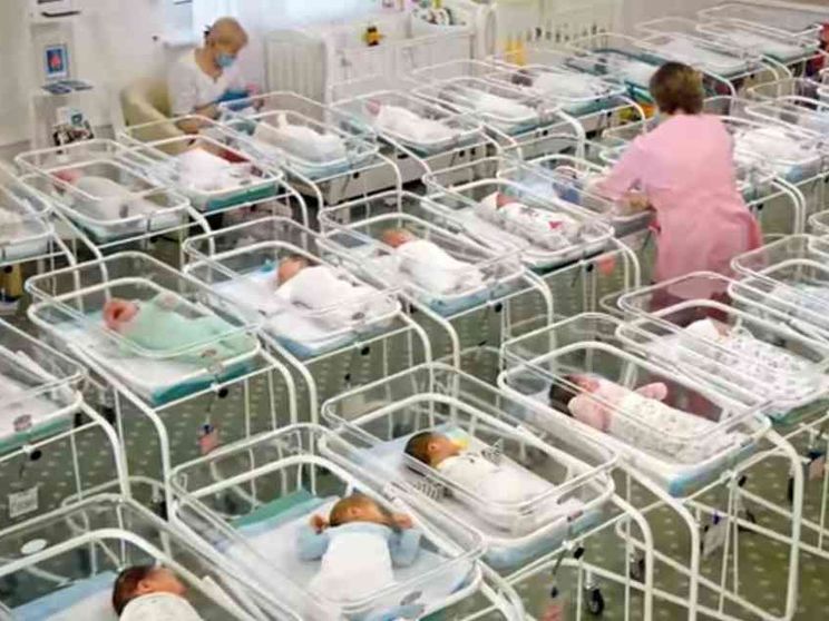 In Russia 1.000 figli dell'utero in affitto "parcheggiati" senza genitori