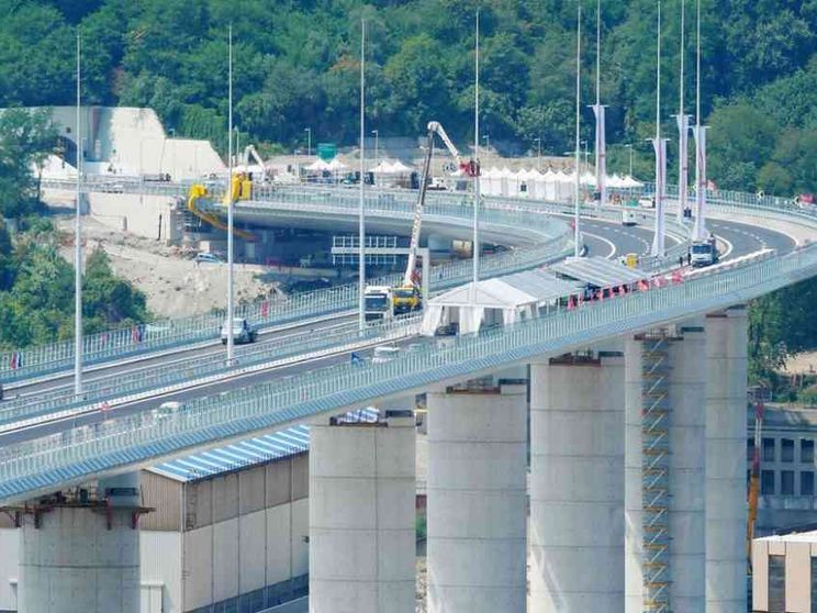 L'inaugurazione del nuovo viadotto. Assenti i parenti delle vittime